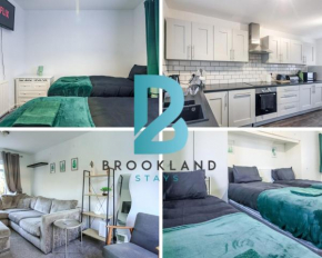 Fully furnished 2 Bedroom with Wi-Fi & Parking in Manchester by Brookland Stays